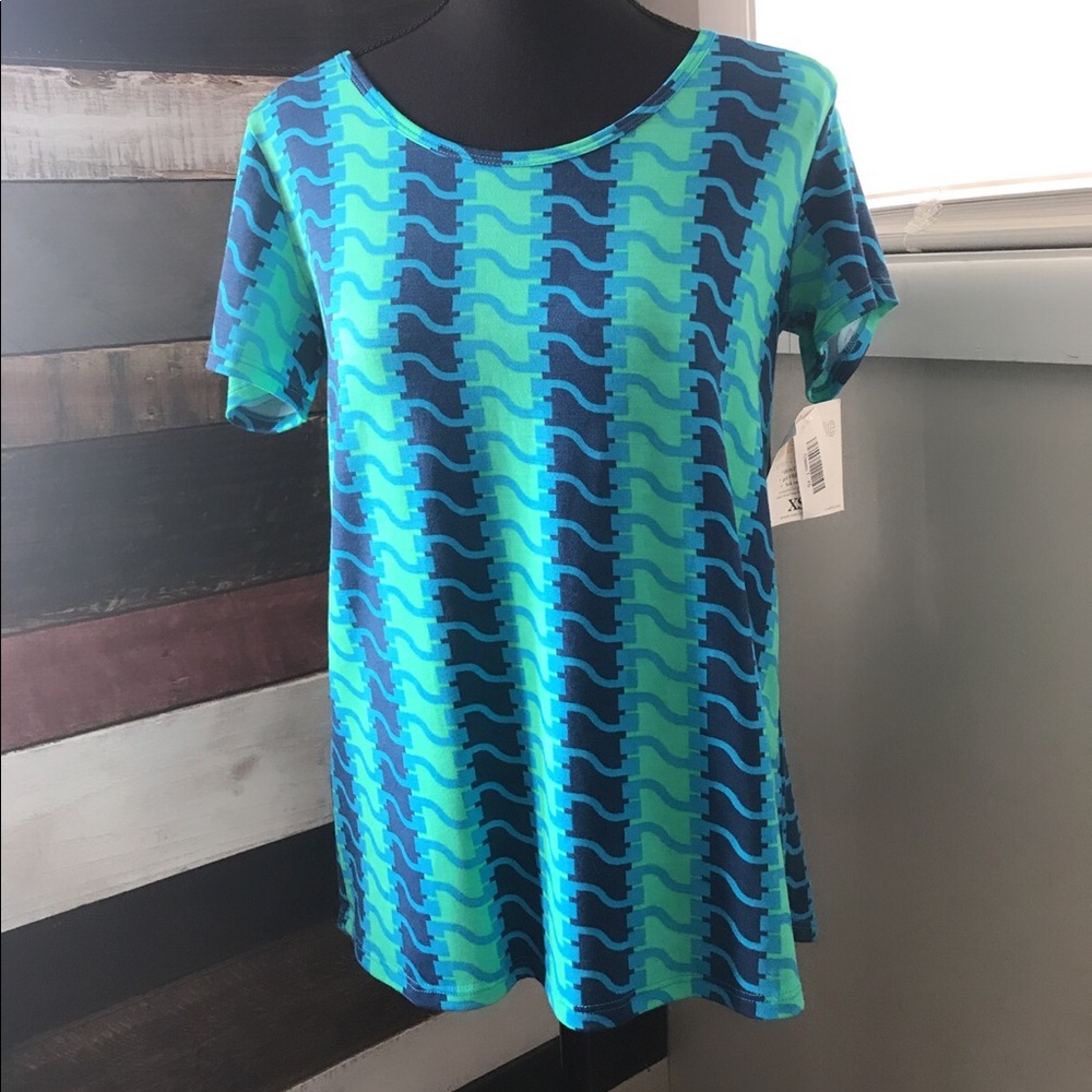 Buy 2 get 1 ♥️ NWT LuLaRoe XS Classic Tee